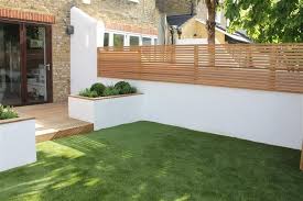 Zedernholz Kunstrasen Und Weiss Verputzte Wande Fur Ein Pflegeleichtes Modern Design In 2020 Zeitgenossische Gartengestaltung Gartendesign Ideen Hintergarten