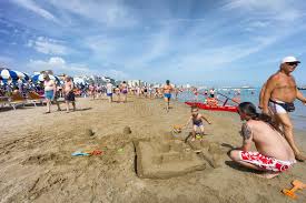 Beste hotels in cattolica bei tripadvisor: Leute Auf Cattolica Strand Emilia Romagna Italien Redaktionelles Stockbild Bild Von Mittelmeer Regenschirm 41956559
