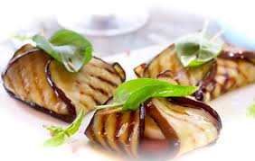 Ed infatti nelle melanzane al forno con pomodorini e mozzarella ci sono tutti gli ingredienti dell'estate: Fagottini Di Melanzane Grigliate Pomodoro E Alici Ricette In 30 Minuti