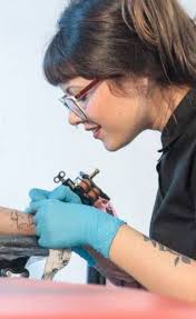 Mulheres combatem o machismo com arte