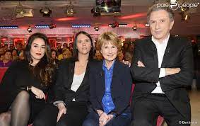 Sa performance est saluée par un succès populaire, et par une nomination au césar du meilleur espoir féminin. Lola Dewaere Jeanne Herry Avec Sa Mere Miou Miou Et Michel Drucker Enregistrement De L Emission Vivement Dimanche A Paris Le 4 Fe Purepeople