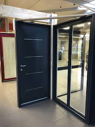 Porte D Entree Aluminium Avec Inserts Inox Ral 7016 Gris Anthracite Marque Castes Industrie Porte D Entree Acier Porte Entree Aluminium Entree Maison Moderne