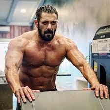 Khan made his debut in 1988 with a supporting role in the family drama biwi ho to aisi, following which he had his breakthrough role in sooraj barjatya's blockbuster romance maine pyar kiya (1989), for which he earned a nomination for the filmfare award for best actor. Exclusive Salman Khan To Break This Big Family Tradition For Tiger 3