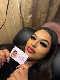 Last minute lash application before holidays