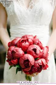 Tu Boda Con Un Toque De Rojo Intenso Wedding Ideas Yucatanlove Wedding Planners Blog Red Bouquet Wedding Bridal Bouquet Peonies Wedding Bouquets