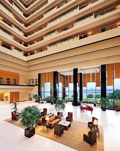 Experience the quiet elegance of 𝐓𝐡𝐞 𝐎𝐛𝐞𝐫𝐨𝐢, 𝐌𝐮𝐦𝐛𝐚𝐢, where contemporary design, thoughtful details, and a sense of calm welcome you the moment you arrive. #CharmedByTheOberoi [The Oberoi Mumbai, Oberoi Hotels, Nariman Point,