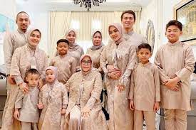 Maybe you would like to learn more about one of these? Tema Baju Lebaran Keluarga Para Artis Yang Menarik Siapa Favoritmu