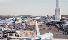 Nu a venit ca sa intareasca flancul estic al nato, ci doar sa demonstreze ca o poate face. Avion Militar Invizibil European Prezentat De Emmanuel Macron La Cel Mai Mare Miting Aviatic Din Lume