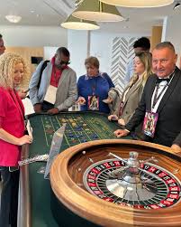 Eleganter Casinoabend mit Gästen an einem Spieltisch