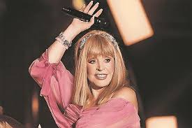 А soviet and russian musical performer. Kakie Nozhki Pugacheva Na Plyazhe Pokazala Figuru Bez Prikras