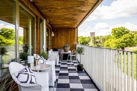 Memiliki balkon rumah tentu perlu dimanfaatkan sehingga menjadi tempat bersantai selain di teras. Simpel Dan Elegan 7 Desain Balkon Minimalis Yang Bisa Kamu Tiru