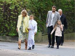 Hasło krzyżówkowe „reni w słowniku szaradzisty. Jusis I Makowiecki Na Komunii Syna Razem A Jednak Osobno Paparazzi Super Express Wiadomosci Polityka Sport