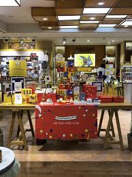 Pin By Valy Wong On Display Display Design Cosmetic Display Design