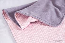 Über schmusetücher, krabbeldecken, kuscheltiere und super weiche kuscheldecken aus reiner baumwolle freuen sich eltern immer. Geschenke Zur Geburt Einfache Babydecke Selbst Nahen Babyeckchen Mama Blog