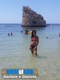 A due passi dalle maldive del salento finalmente una spiaggia dove non bisogna lasciare giù un capitale per prendere un ombrellone e due lettini, suggestiva la torre in acqua e ottimi i ristorantini nei pressi. Spiaggia E Mare Di Torre Pali Salento Puglia Dovealsud