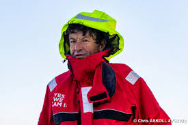 Jean le cam (quimper, finistère, 27 april 1959) is a french sailor. Kevin Escoffier E Salvo E A Bordo Con Jean Le Cam Giro Di Boa