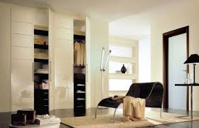 Volgiamo la nostra attenzione agli armadi che quasi scompaiono all'interno dell'ambiente. Armadi A Muro Tecnofinestra