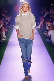 The Non Skinny Jean Trend The Chicest People Will Wear In The 2020s Denim Fashion Fashion Chic Jeans