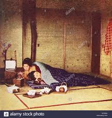 Diese Szene In Japan Bis 1909 Und Zeigt Ein Japanisches Bett Und Ein Schlafzimmer Stockfotografie Alamy