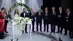 Maddesi uyarınca, sadece yazıların sahibi olan köşe yazarlarının ad soyad bilgileri, yazı sahibi gazete bilgisi. Bir Medyatik Sosyetik Bosanmanin Perde Arkasi