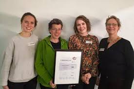 Meredith wohnt seitdem ihre mutter ins pflegeheim musste allein in diesem haus. Madchenhaus Gewinnt Den Niedersachsischen Gesundheitspreis