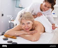 Reife Frau mit Massage Stockfotografie - Alamy