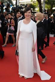 Mais je marche la tête haute néanmoins. Isabella Rossellini Photos Photos Opening Ceremony La Tete Haute Premiere The 68th Annual Cannes Film Festival Celebrity Evening Dress Cannes Film Festival Red Carpet Party Attire
