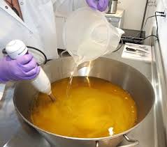 fabriquer un savon éclaircissant à base de curcuma