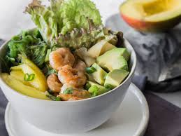 Poke Bowl Mit Garnelen Mango Und Sesam Rezepte Lebensmittel Essen Roh Essen