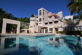 11 Absurd Mansions You Can Rent For A Dirt Cheap Vacation Cheap Vacation Friend Vacation Mansions