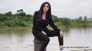Zizi, 33, atau nama sebenarnya nur fazelah mad tahil berkata perceraian dilalui adiknya membuatkan dia trauma untuk mendirikan rumah tangga. Lirik Lagu Zizi Kirana Biar Lirik Lagu Dunia