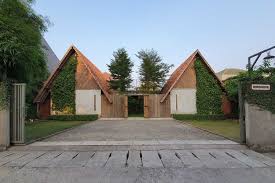 Rumah dilengkapi garasi dengan model terbuka. Pesona Arsitektur Tradisional Untuk Rumah Masa Kini Halaman All Kompas Com