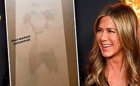 My friends call me jen. Suor De Jennifer Aniston Em Tapete De Yoga Vira Assunto Nas Redes Sociais E Rende Comentarios Como Ate O Suor Dela E Bonito Notas Glamurama