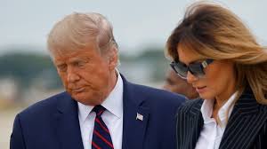 نقلت مجلة نيوزويك عن كتاب جديد زعم الرئيس الأمريكي دونالد ترامب أن العاهل السعودي الملك سلمان أخذ يد ميلانيا ترامب وقبَّلها بنهم، رغم أن الصور التي التقطت أثناء استقبال الملك لترامب وزوجته خلال زيارته للرياض عام 2017 لم تظهر ذلك. Ø±Ø³Ø§Ù„Ø© Ù…ÙŠÙ„Ø§Ù†ÙŠØ§ ØªØ±Ø§Ù…Ø¨ Ø§Ù„Ø£Ø®ÙŠØ±Ø© Ù‚Ø¨Ù„ Ù…ØºØ§Ø¯Ø±ØªÙ‡Ø§ Ø§Ù„Ø¨ÙŠØª Ø§Ù„Ø£Ø¨ÙŠØ¶ Rt Arabic