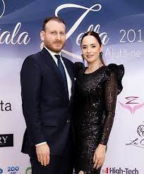 Andreea marin (andreea violeta marin), supranumită 'zâna surprizelor', este una dintre cele mai a fost câștigătoarea trofeului „cea mai iubită vedetă feminină de televiziune', în ediția din 2002 a. Cine Este Adrian Brancoveanu Noul Iubit Al Andreei Marin Ce Avere Are Consulul Romaniei In Libia B1tv Ro