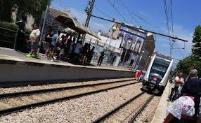 La caja negra del convoy del metro siniestrado en valencia ha revelado que el tren circulaba a unos 80 kilómetros por hora, el doble de lo permitido en la curva en que se produjo el accidente. Sucesos En Valencia Cortan 45 Minutos La Linea 3 Del Metro En Meliana Por Un Intento De Suicidio Las Provincias