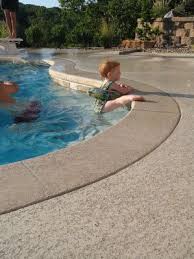 Pooldecks Aus Gepresstem Beton Fotos Pool Deck Ideen Aus Beton Deck Fotos Gepresstem Id In 2020 Concrete Pool Pool Deck Ideas Inground Inground Pool Landscaping