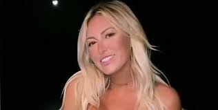 Paulina gretzky appears to be enjoying her 31st birthday as the golf season begins to quiet down this month. Paulina Gretzky Celebrates 32nd B Day In A Sexy Rainbow Dress Pics Total Pro Sports