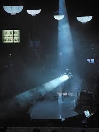 Performer Manipulation With Mirrors Reflective Surface Almost Like A Followspot But Much More Rudiment Diseno Escenico Iluminacion Escenica Iluminacion Teatro