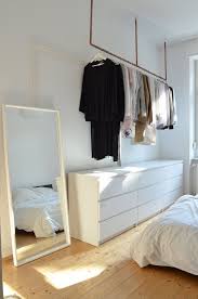 Idee F R Offenen Kleiderschrank Kleider Aufh Ngen Ohne Kleiderschrank Offene Kleiderstange Ber Der Kommode Montiert Z In 2020 Open Wardrobe Furniture Bedroom Storage