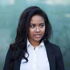 In haar werk snijdt ze regelmatig onderwerpen als politiek, rechtvaardigheid en racisme aan. Zaire Krieger Dipsaus Podcast Podcast