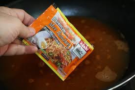 Didalam kuali berasingan, panaskan kuah dan masukkan sebiji telur, sehingga separuh keras. Mee Bandung Mudah Dan Sangat Sedap Azie Kitchen
