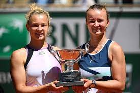 Potřetí během čtyř let se češky zapisují mezi vítězky čtyřhry na roland garros. Barbora Krejcikova Completes First French Open Title Sweep Since 2000