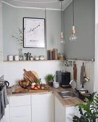 une petite cuisine pratique et fonctionnelle avec un joli atout deco wohnung kuche haus kuchen haus deko