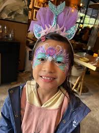 鬧市中的特式小店❤️ 走進熱帶雨林中的多國菜。每逢週日2 hrs Chill  Brunch，座位分為室外室內，室外環境佈置好靚，打卡位處處，最讚是特設兒童玩樂區，提供好多玩具應付冇時停的小孩們😎  Weekend早午餐時段餐廳都會安排Face Painting😻，大人小朋友免費參與，呢個Face ...