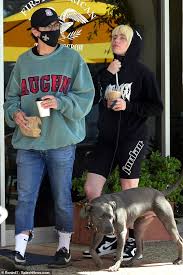 Billie hasn't spoken a lot about her love life, and when she has, it hasn't been that positive. Billie Eilish Snuggles Up With Rumored New Lover Matthew Tyler Bose While Out For Coffee In Los Angeles London News Time