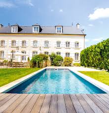 La piscine seule est à 20000 euros.et si vous souhaitez une bache à barres c'est au alentour de 2000 euros. Acheter Une Piscine De La Conception A L Entretien Piscines Desjoyaux