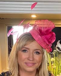 I made this fascinator for my friend's sister for a family wedding. Here  are the 2 beauties together💖. The pillbox is one of my favourite styles💕.