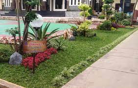 Di sana, para pemburu foto unik akan menemukan banyak tanaman hias dan area playground yang menjadikan taman ini termasuk dalam daftar taman aktif surabaya. Desain Taman Sekolah Dengan Bunga Hias Bonsai Taman
