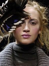 ✨ HABLEMOS DE MODA ✨ ​Los tocados de la Colección FW06 de Alexander McQueen  son creaciones de Phillip Treacy y Shaun Keane en colaboración con McQueen  y se inspiraron en el tema